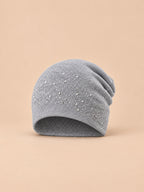 Berretto da donna lavorato a maglia con strass, stile streetwear, colore grigio chiaro, vista frontale