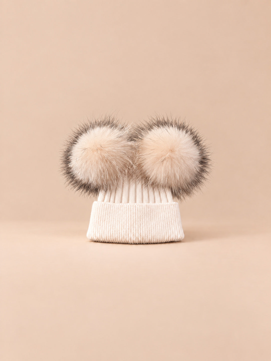 Berretto in misto cashmere con due pompon in pelliccia di procione, pompon abbinati, colore beige, vista frontale