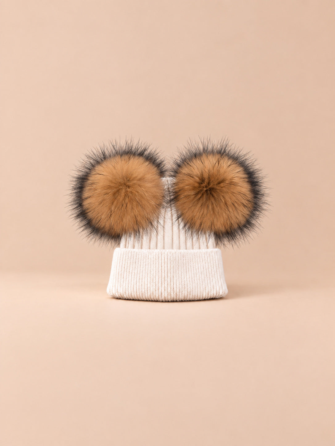 Berretto in misto cashmere con due pompon in pelliccia di procione, pompon naturali, colore beige, vista frontale