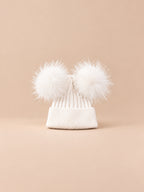 Berretto bianco in misto cashmere con due pompon in pelliccia di procione in tinta, vista frontale