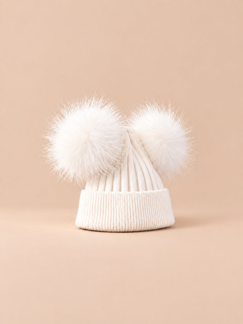 Berretto in misto cashmere con due pompon in pelliccia di procione, pompon abbinati, colore bianco, vista di tre quarti