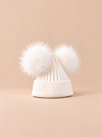 Berretto in misto cashmere con due pompon in pelliccia di procione, pompon abbinati, colore bianco, vista di tre quarti