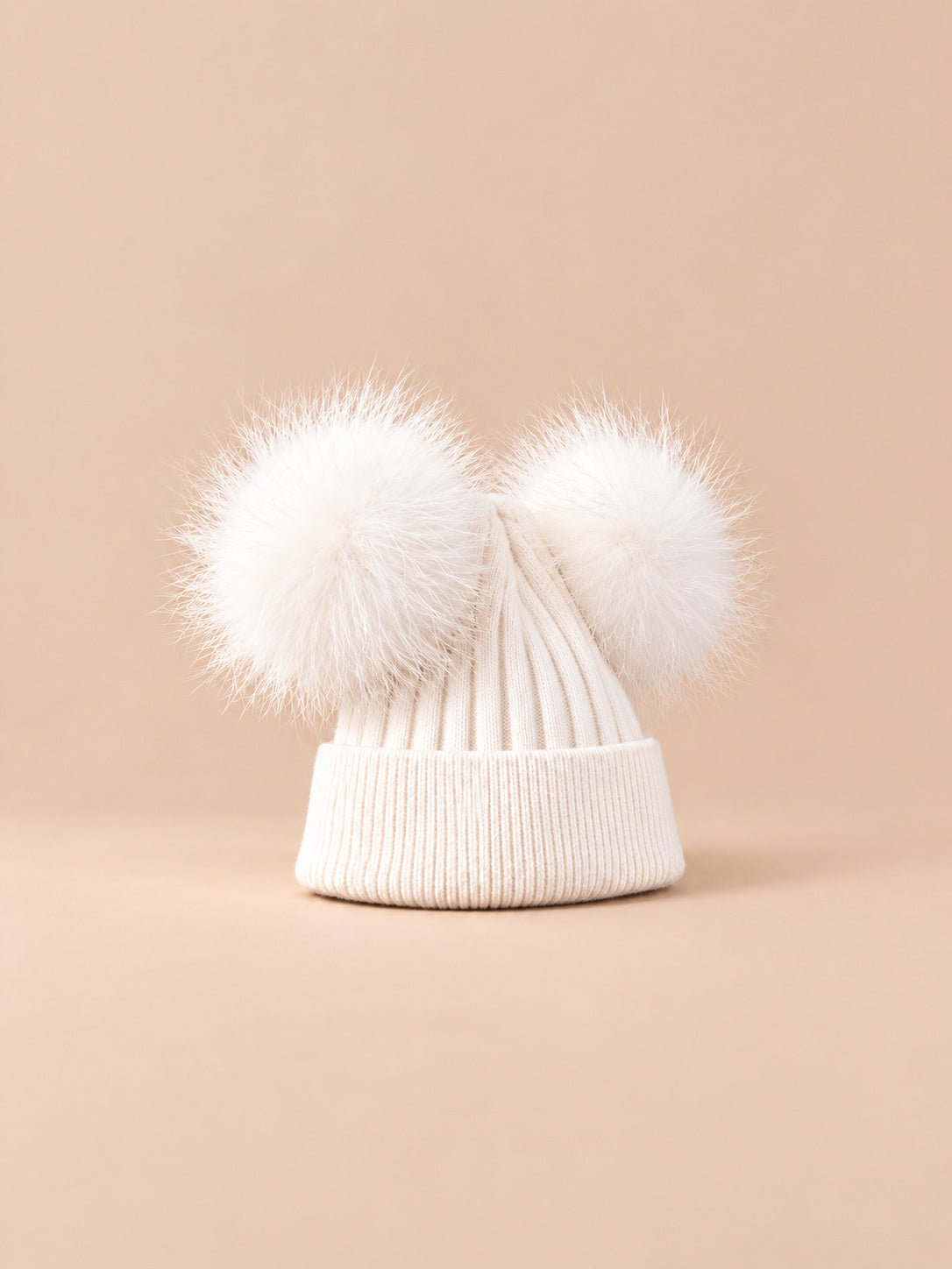 Berretto in misto cashmere con due pompon in pelliccia di procione, pompon abbinati, colore bianco, vista di tre quarti