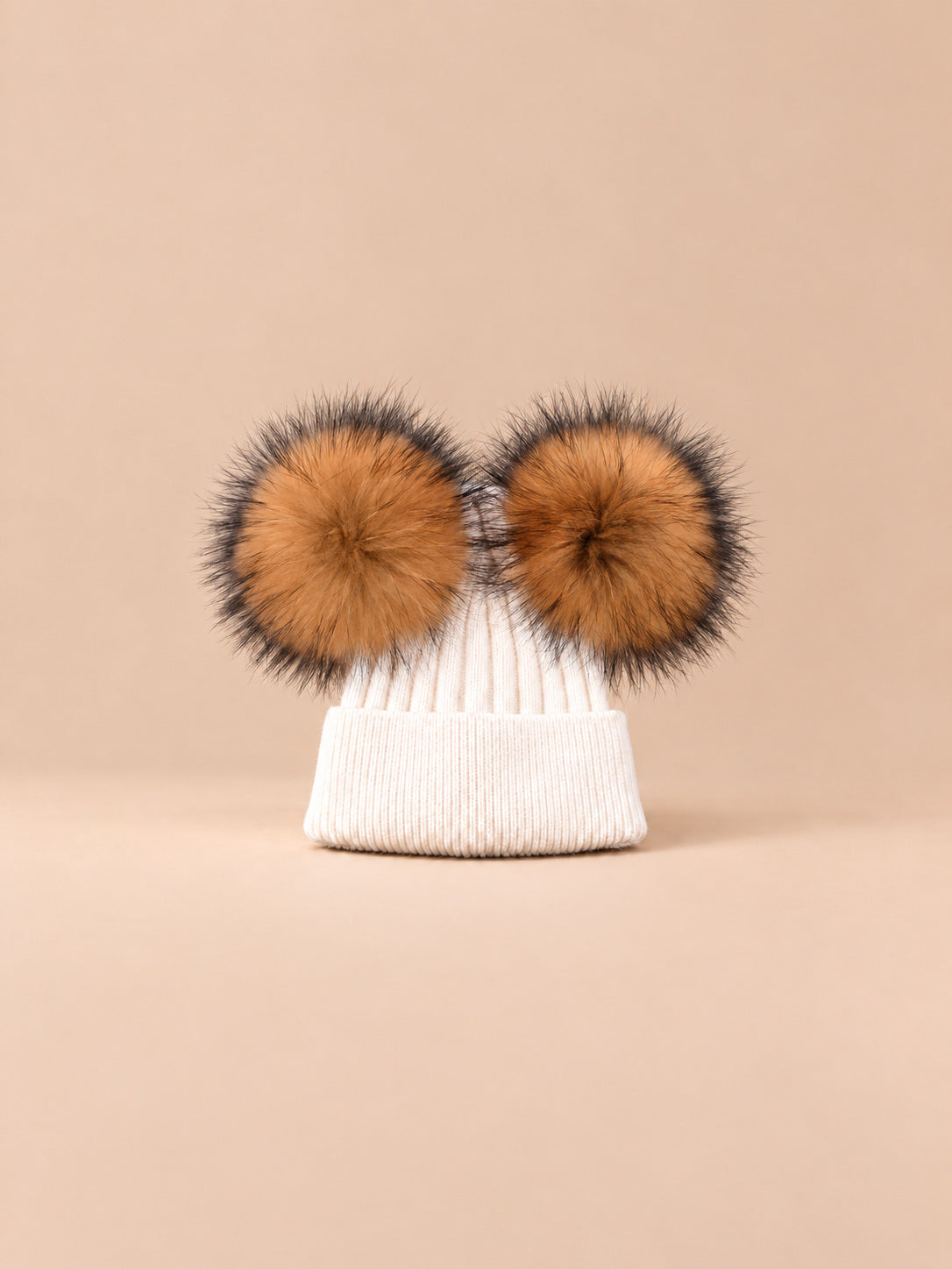 Berretto in misto cashmere con due pompon in pelliccia di procione, pompon naturali, colore bianco, vista frontale
