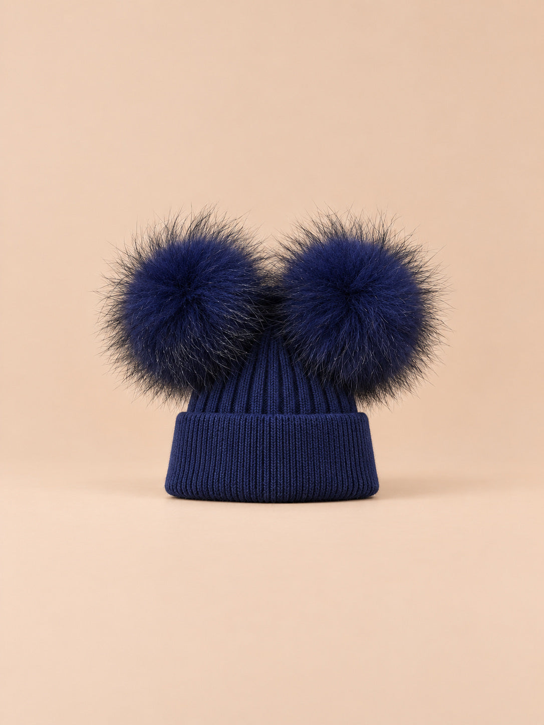 Berretto in misto cashmere con due pompon in pelliccia di procione, pompon abbinati, colore blu navy, vista frontale