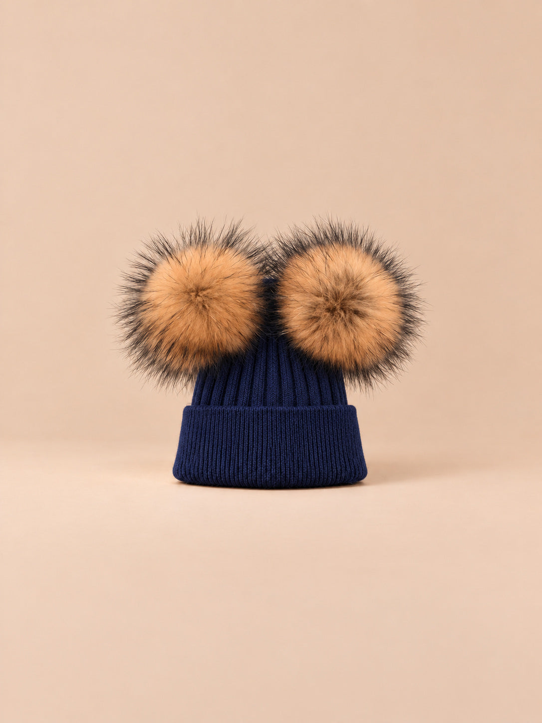 Berretto in misto cashmere con due pompon in pelliccia di procione, pompon naturali, colore blu navy, vista frontale