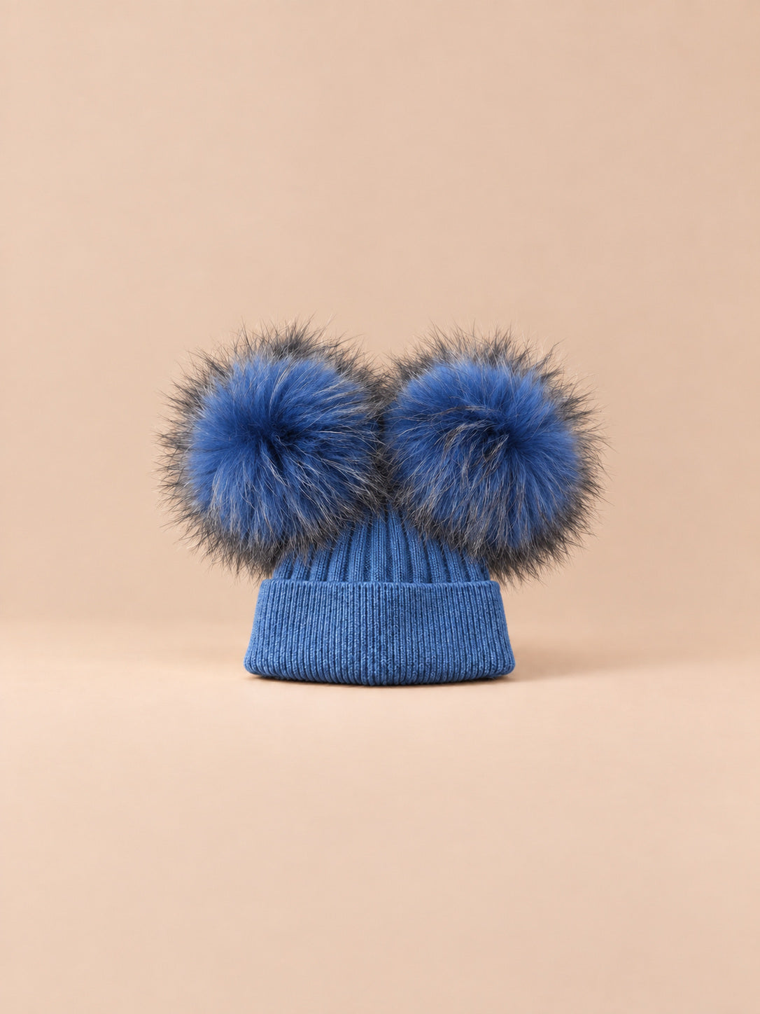 Berretto in misto cashmere con due pompon in pelliccia di procione, pompon abbinati, colore blu, vista frontale