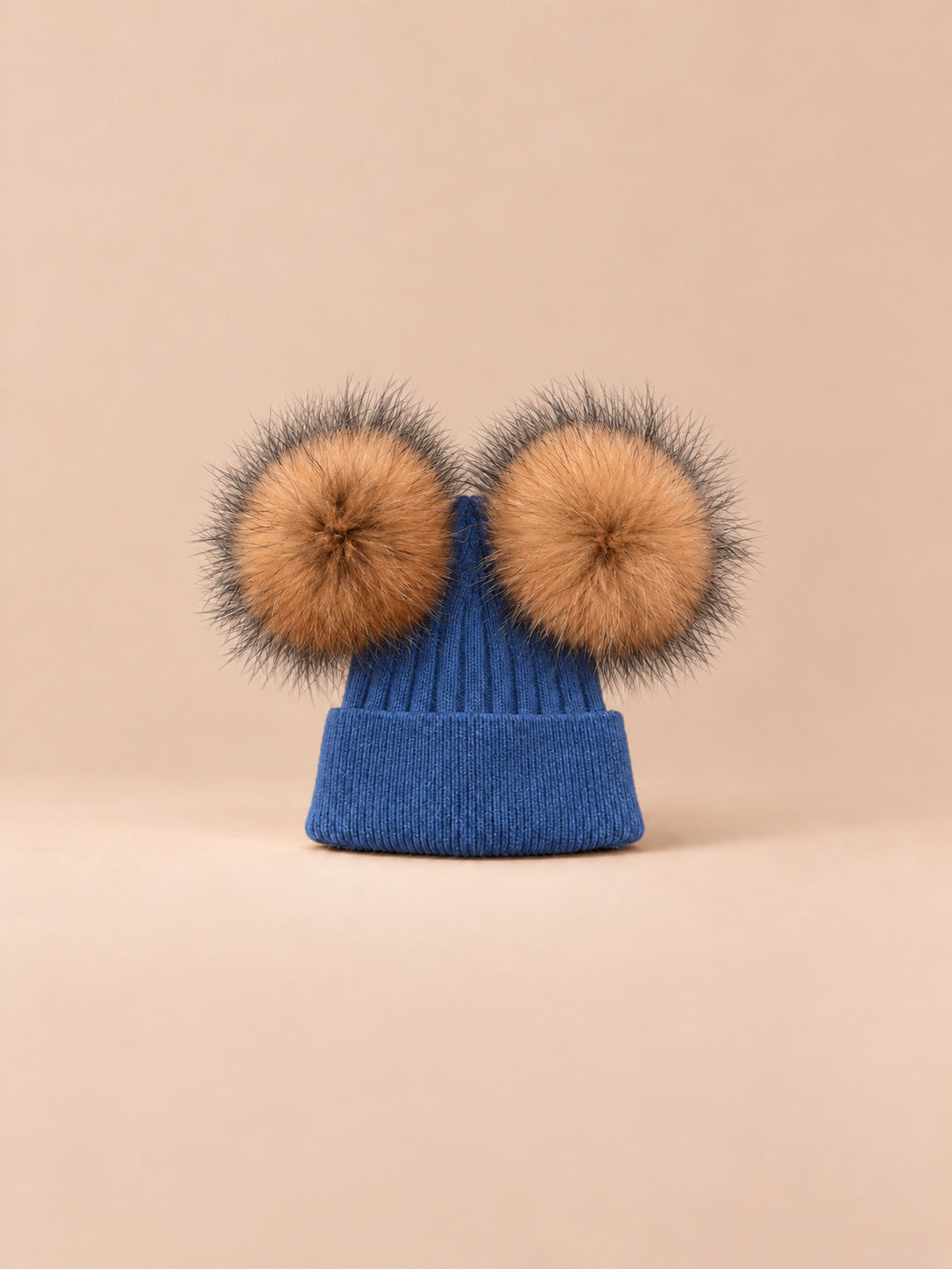 Berretto in misto cashmere con due pompon in pelliccia di procione, pompon naturali, colore blu, vista frontale