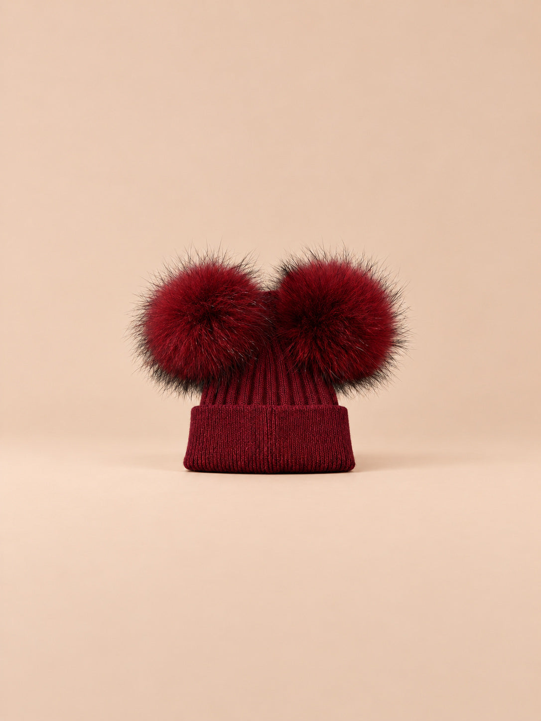 Berretto in misto cashmere con due pompon in pelliccia di procione, pompon abbinati, colore bordeaux, vista frontale
