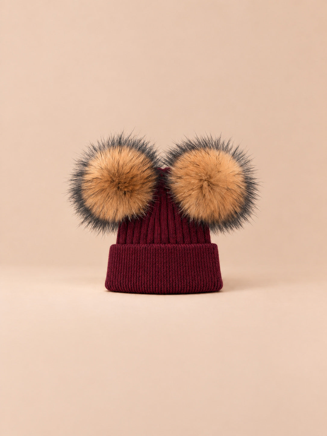 Berretto in misto cashmere con due pompon in pelliccia di procione, pompon naturali, colore bordeaux, vista frontale