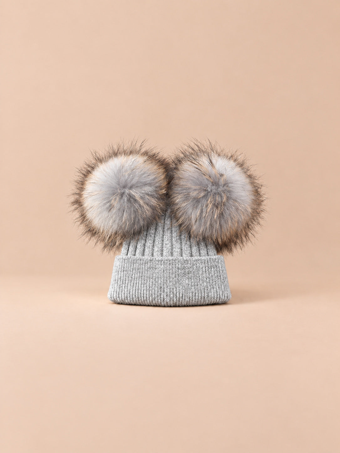 Berretto in misto cashmere con due pompon in pelliccia di procione, pompon abbinati, colore grigio chiaro, vista frontale