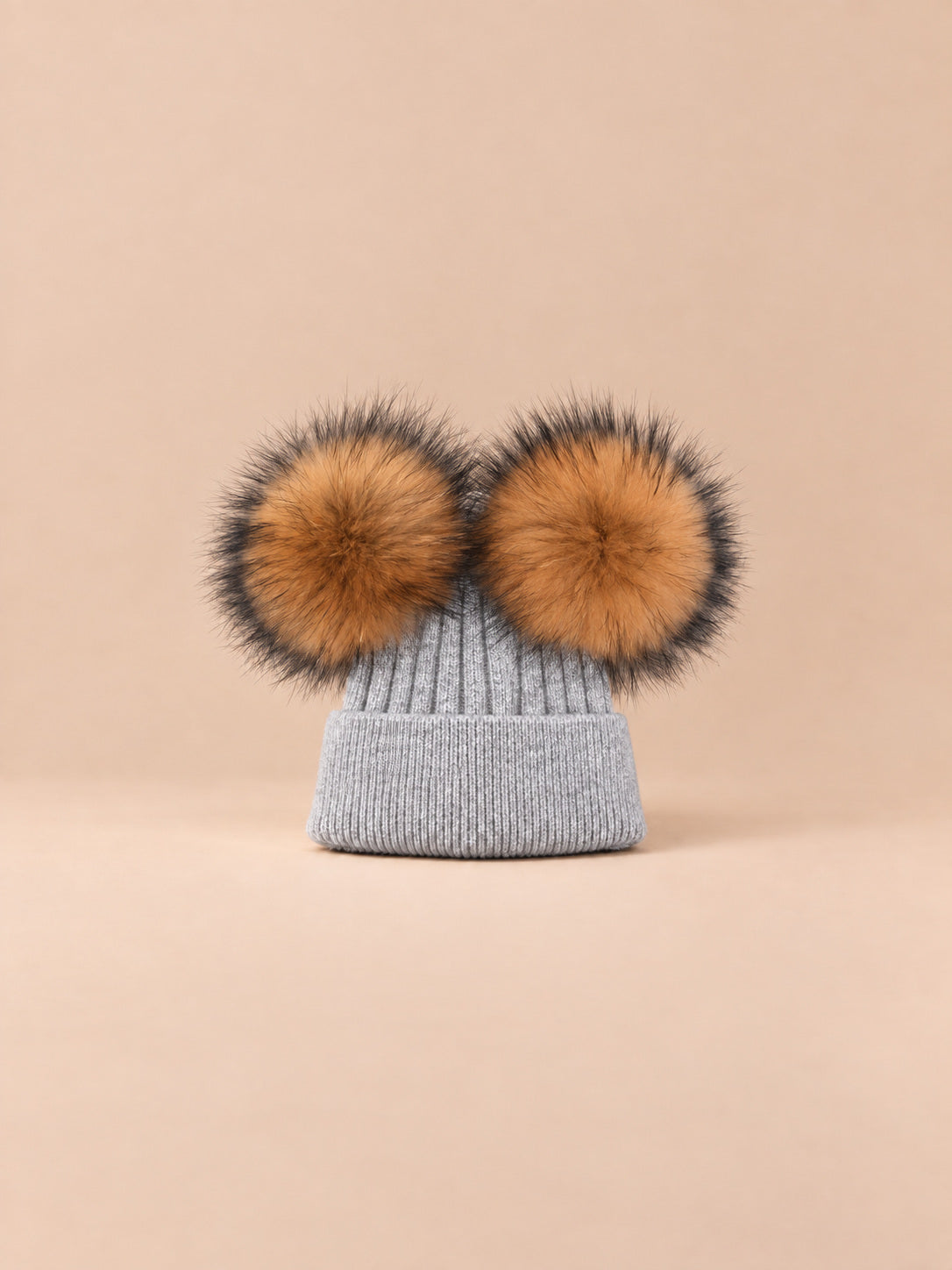 Berretto in misto cashmere con due pompon in pelliccia di procione, pompon naturali, colore grigio chiaro, vista frontale