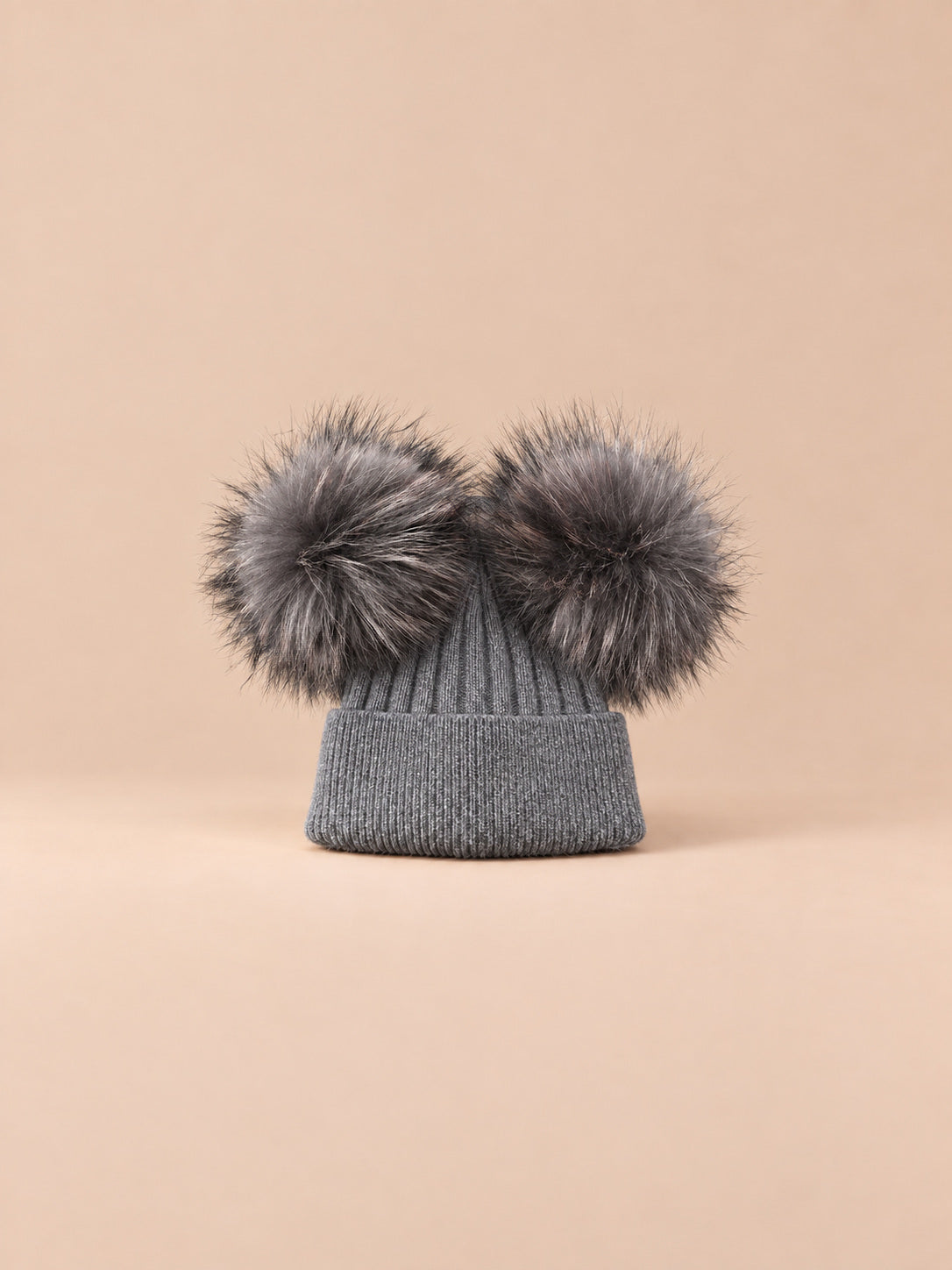 Berretto in misto cashmere con due pompon in pelliccia di procione, pompon abbinati, colore grigio scuro, vista frontale