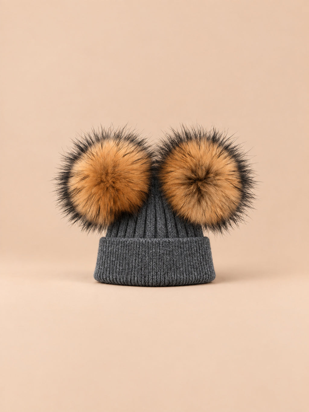 Berretto in misto cashmere con due pompon in pelliccia di procione, pompon naturali, colore grigio scuro, vista frontale