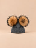 Berretto in misto cashmere con due pompon in pelliccia di procione, pompon naturali, colore grigio scuro, vista frontale