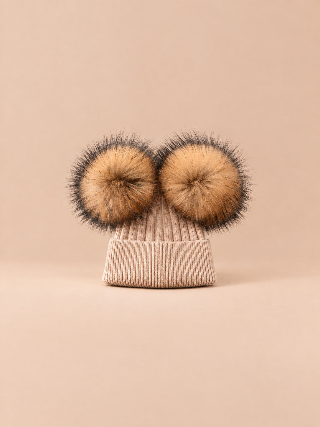Berretto in misto cashmere con due pompon in pelliccia di procione, pompon abbinati, colore kaki, vista frontale
