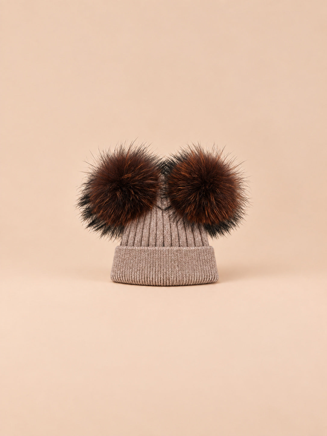 Berretto in misto cashmere con due pompon in pelliccia di procione, pompon abbinati, colore marrone, vista frontale
