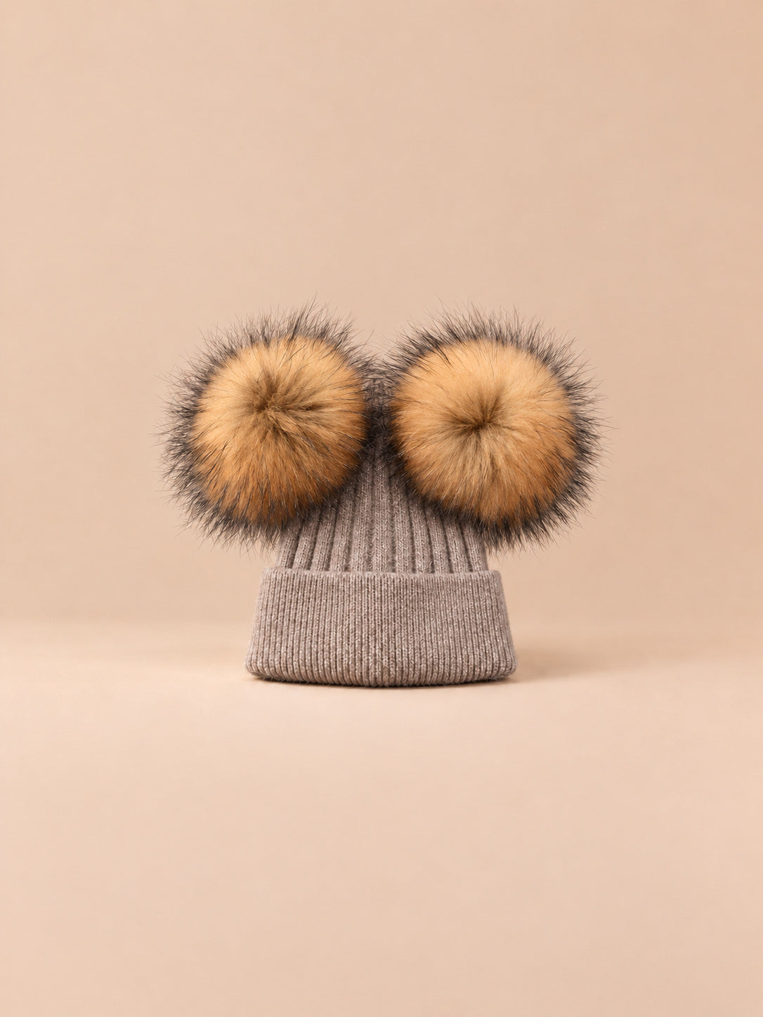 Berretto in misto cashmere con due pompon in pelliccia di procione, pompon naturali, colore marrone, vista frontale