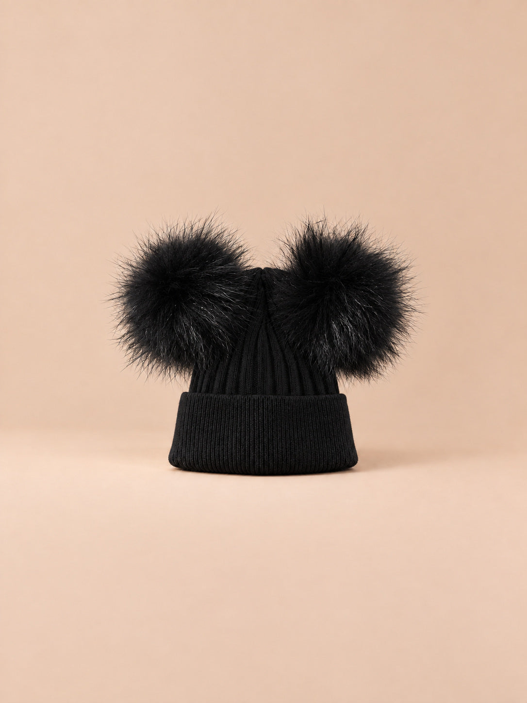 Berretto in misto cashmere con due pompon in pelliccia di procione, pompon abbinati, colore nero, vista frontale