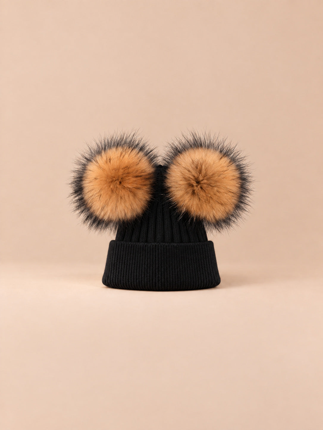 Berretto in misto cashmere con due pompon in pelliccia di procione, pompon naturali, colore nero, vista frontale