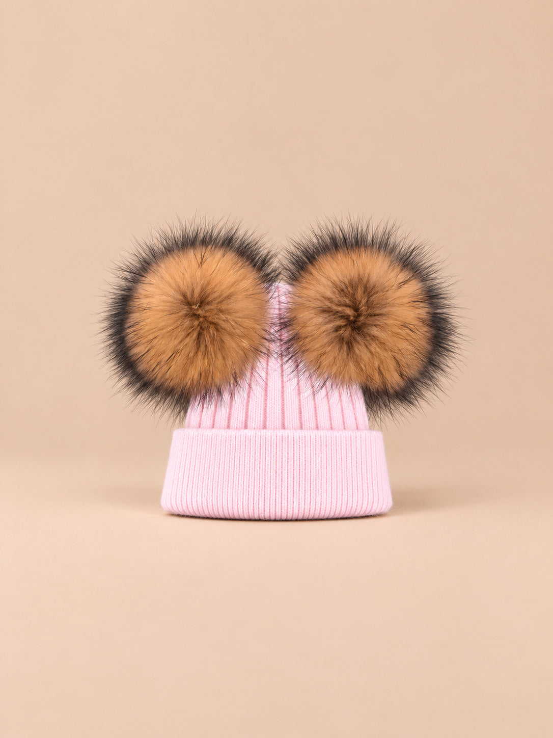 Berretto in misto cashmere con due pompon in pelliccia di procione, pompon naturali, colore rosa pallido, vista frontale