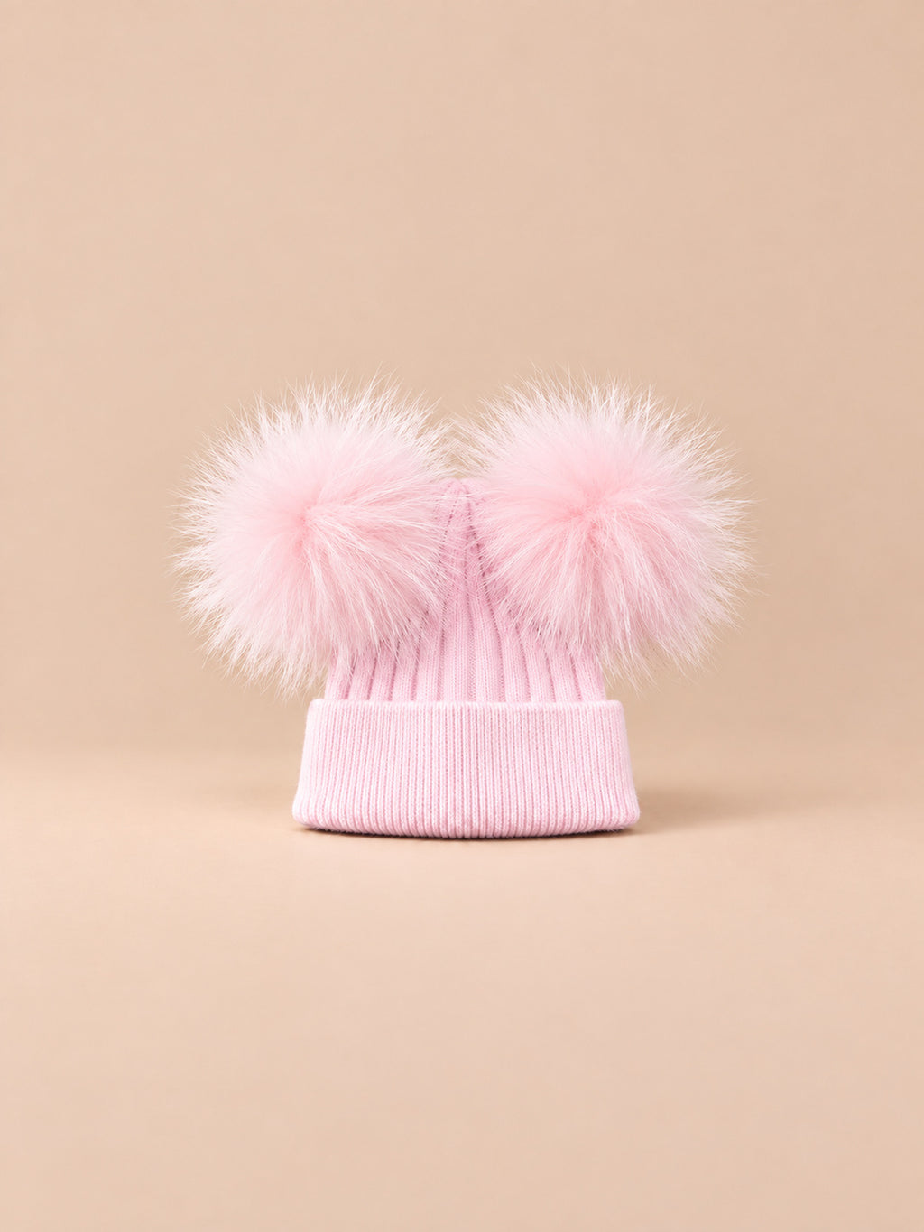 Berretto in misto cashmere con due pompon in pelliccia di procione, pompon abbinati, colore rosa, vista frontale