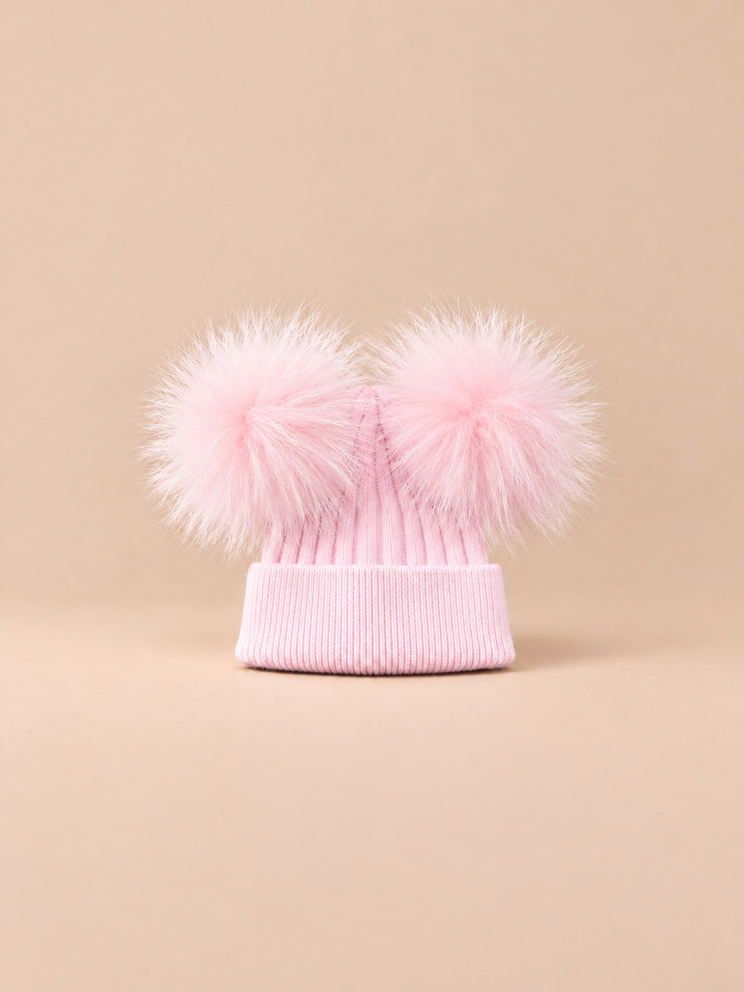 Berretto in misto cashmere con due pompon in pelliccia di procione, pompon abbinati, colore rosa, vista frontale