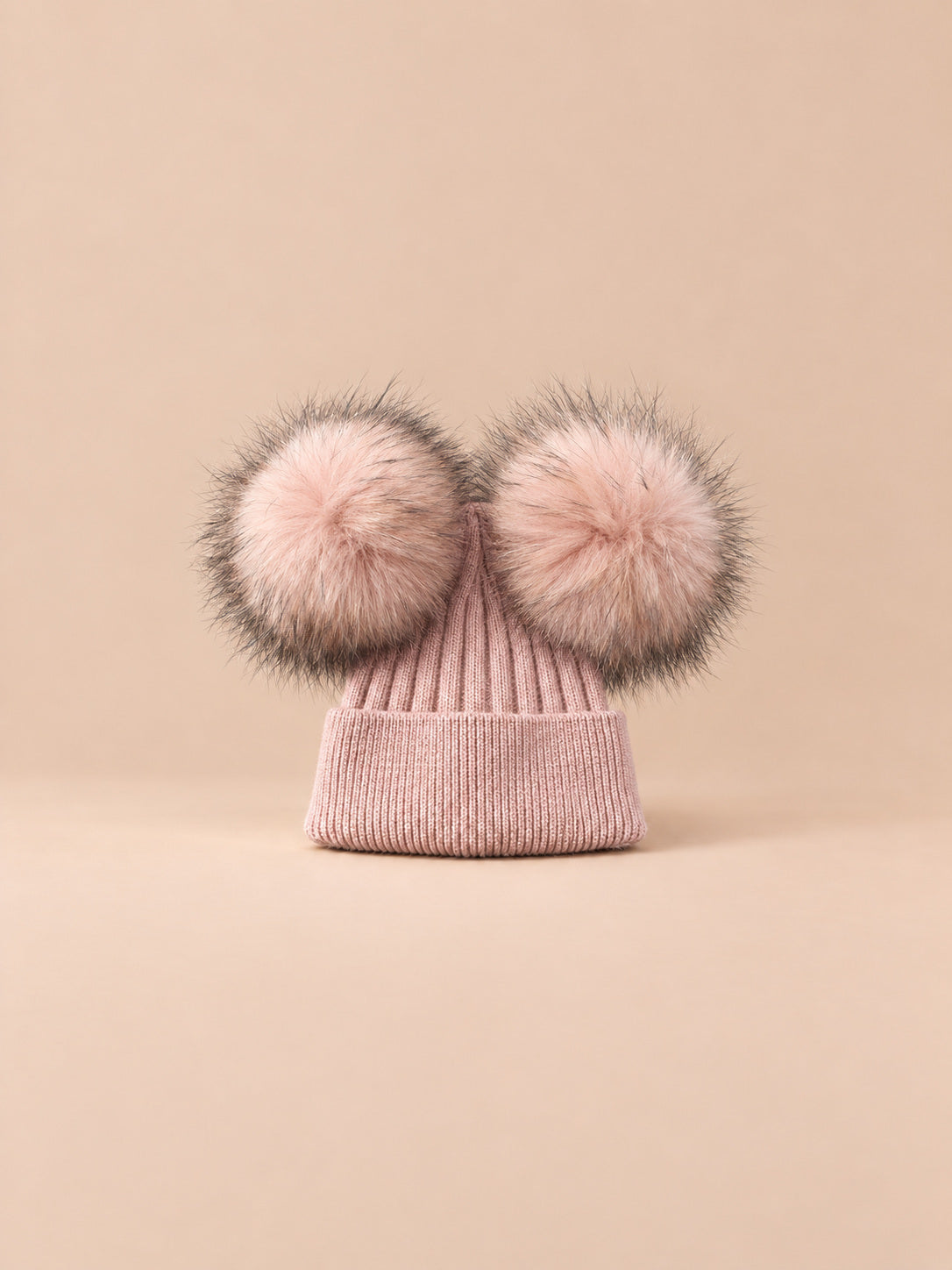 Berretto in misto cashmere con due pompon in pelliccia di procione, pompon abbinati, colore rosa cipria, vista frontale