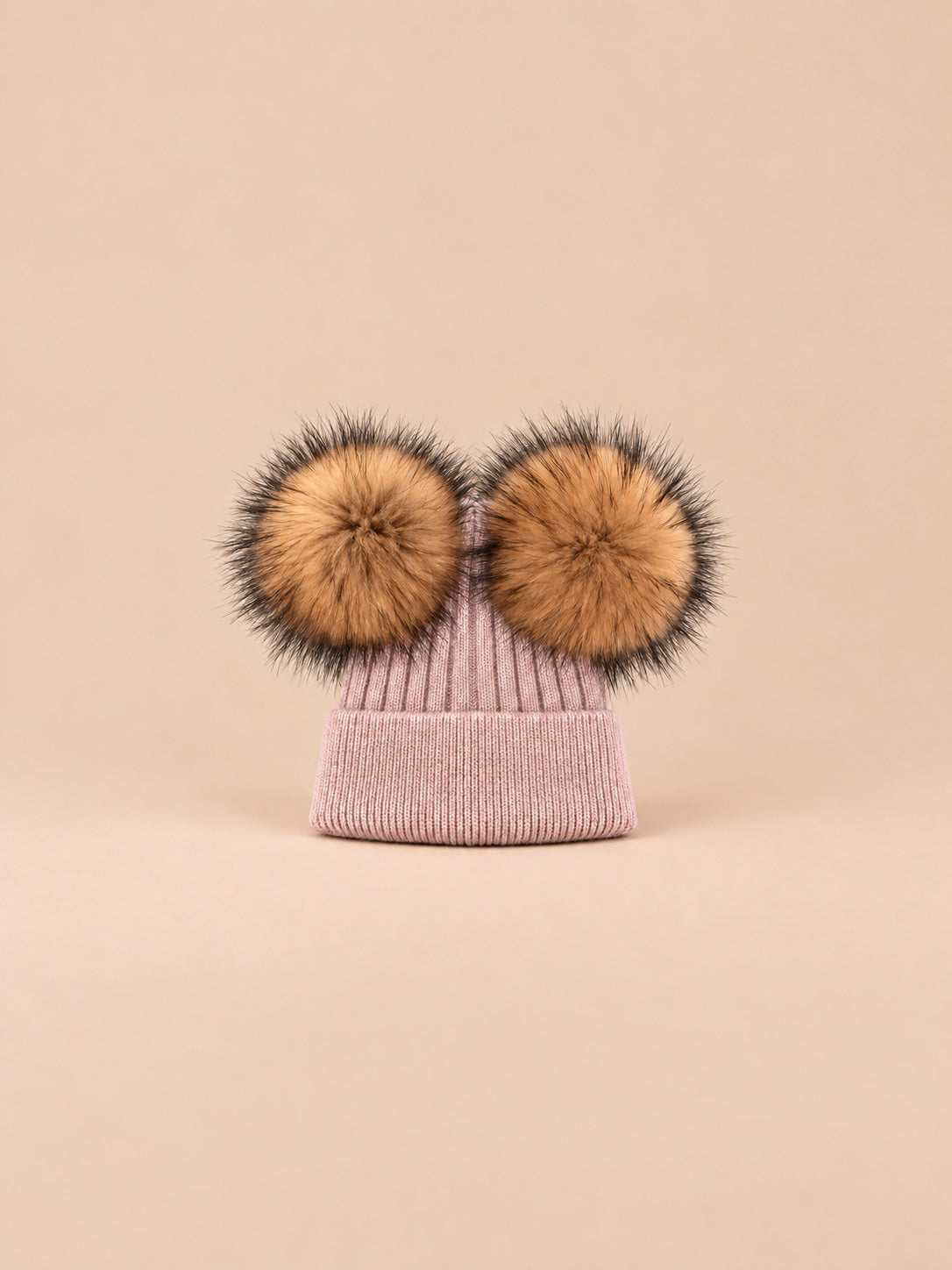 Berretto in misto cashmere con due pompon in pelliccia di procione, pompon naturali, colore rosa cipria, vista frontale