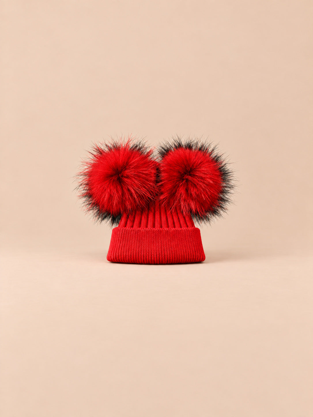 Berretto in misto cashmere con due pompon in pelliccia di procione, pompon abbinati, colore rosso, vista frontale