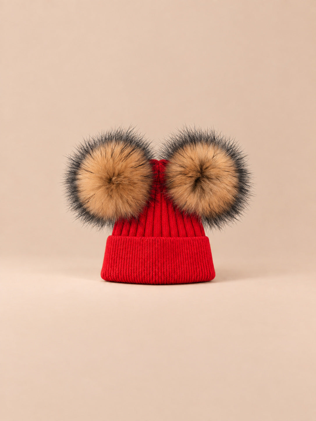 Berretto in misto cashmere con due pompon in pelliccia di procione, pompon naturali, colore rosso, vista frontale