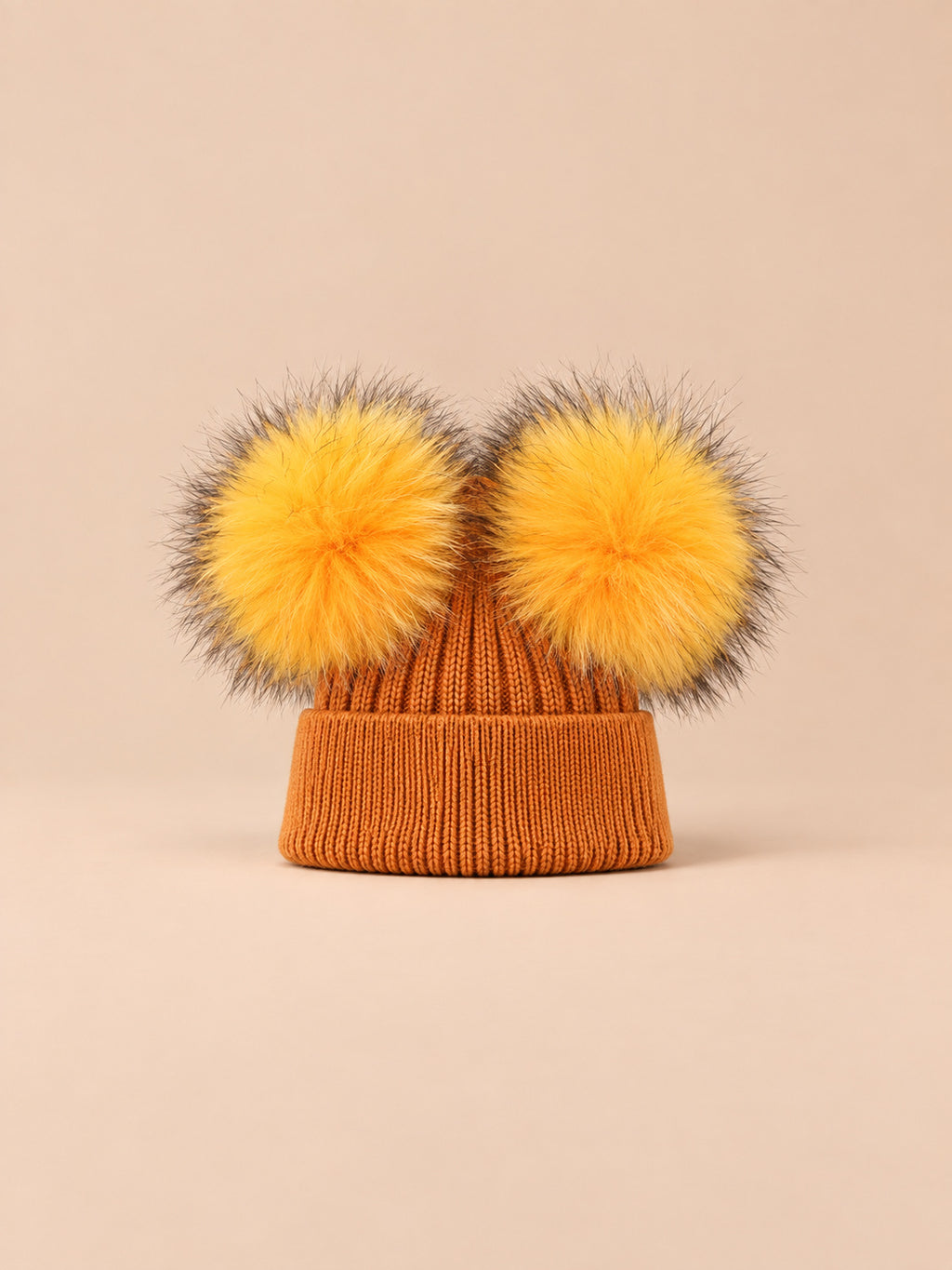 Berretto in misto cashmere con due pompon in pelliccia di procione, pompon abbinati, colore ruggine, vista frontale