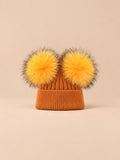 Berretto in misto cashmere con due pompon in pelliccia di procione, pompon abbinati, colore ruggine, vista frontale