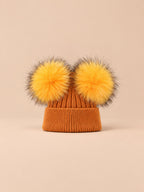 Berretto in misto cashmere con due pompon in pelliccia di procione, pompon abbinati, colore ruggine, vista frontale