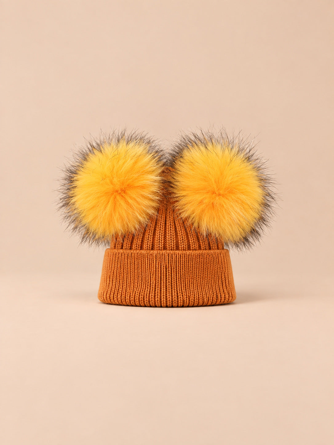 Berretto in misto cashmere con due pompon in pelliccia di procione, pompon abbinati, colore ruggine, vista frontale
