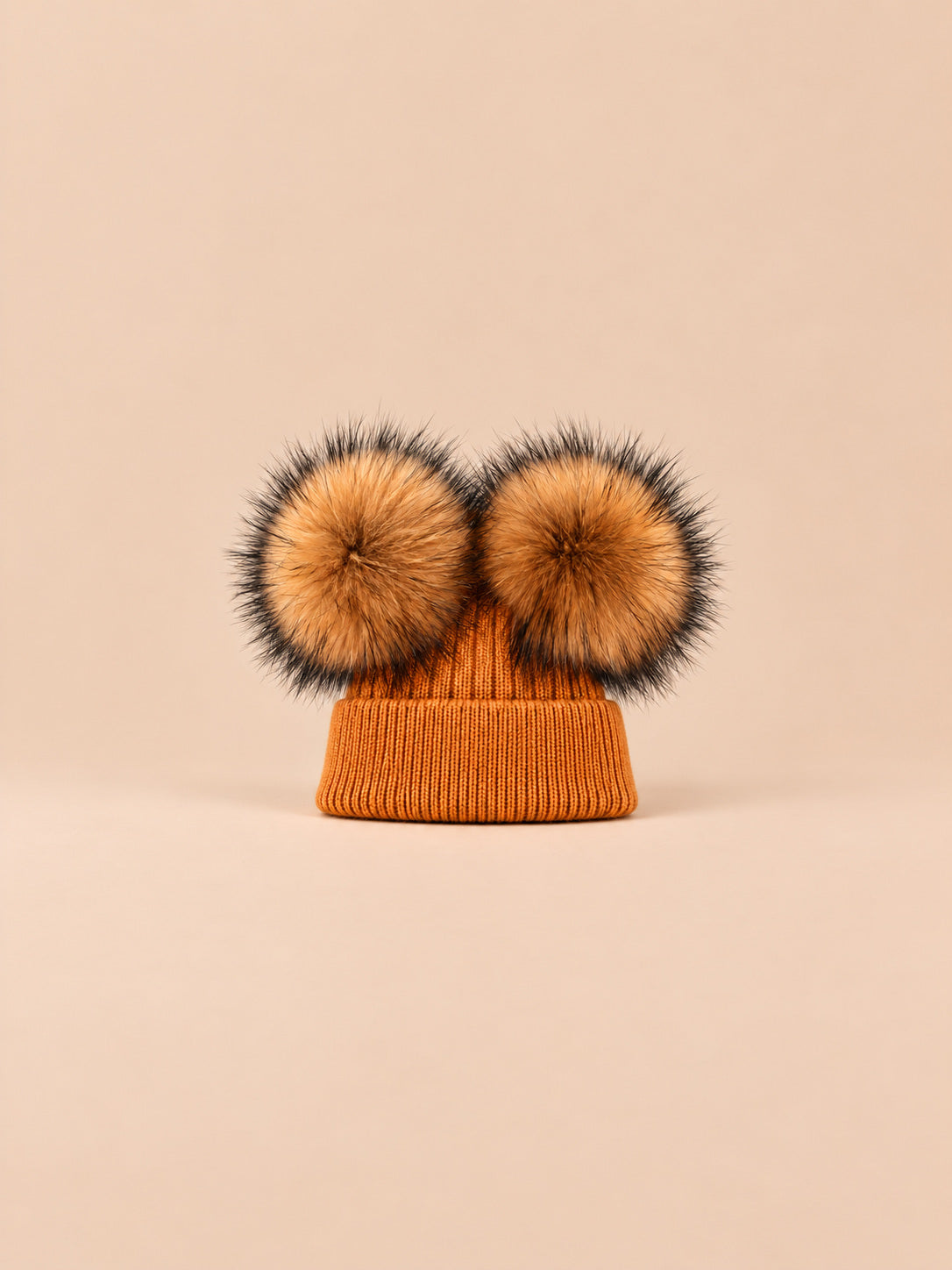 Berretto in misto cashmere con due pompon in pelliccia di procione, pompon naturali, colore ruggine, vista frontale