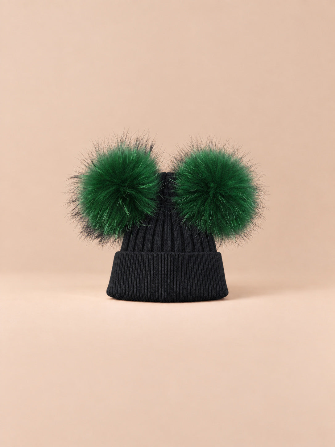 Berretto in misto cashmere con due pompon in pelliccia di procione, pompon abbinati, colore verde scuro, vista frontale