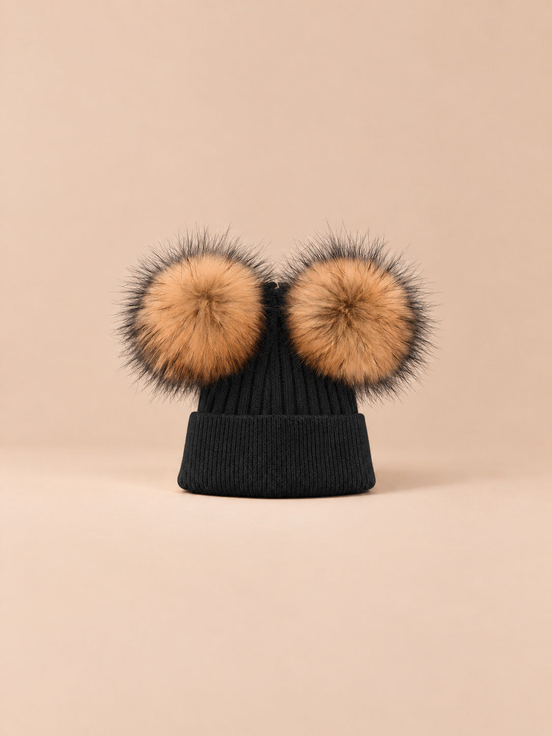 Berretto in misto cashmere con due pompon in pelliccia di procione, pompon naturali, colore verde scuro, vista frontale