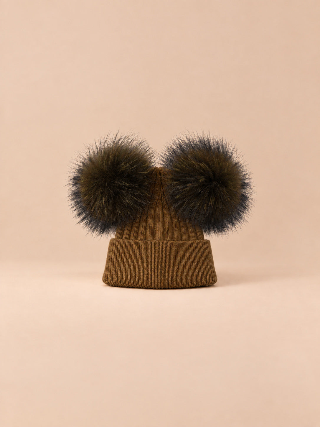 Berretto in misto cashmere con due pompon in pelliccia di procione, pompon abbinati, colore verde militare, vista frontale