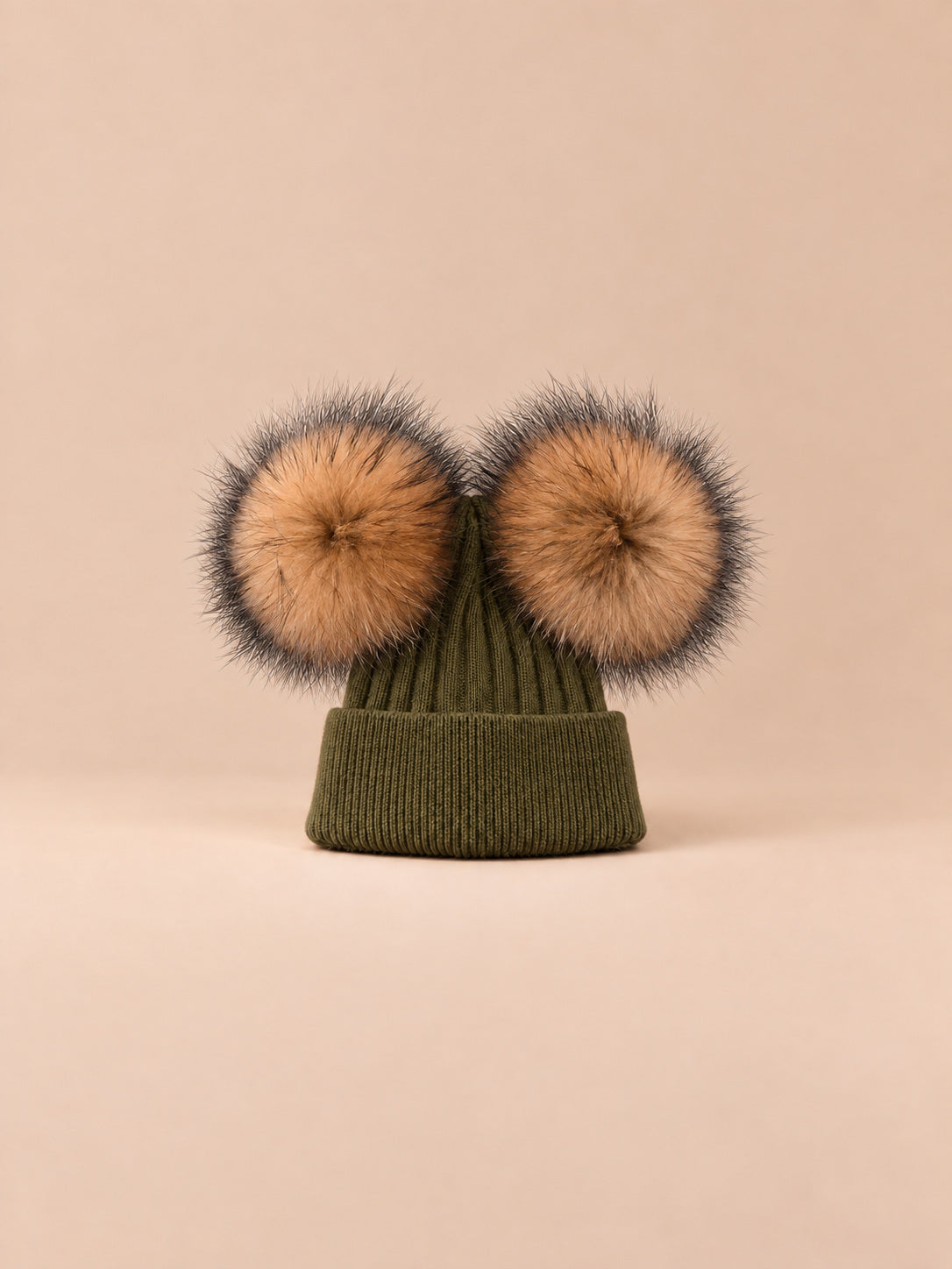 Berretto in misto cashmere con due pompon in pelliccia di procione, pompon naturali, colore verde militare, vista frontale