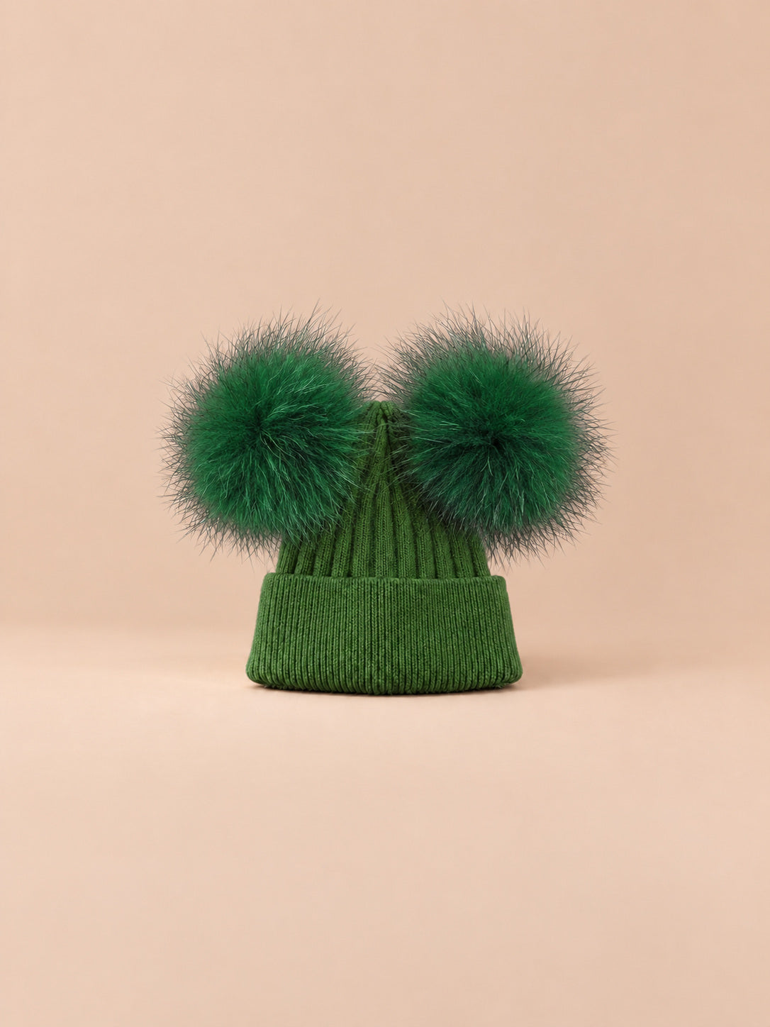 Berretto in misto cashmere con due pompon in pelliccia di procione, pompon abbinati, colore verde, vista frontale