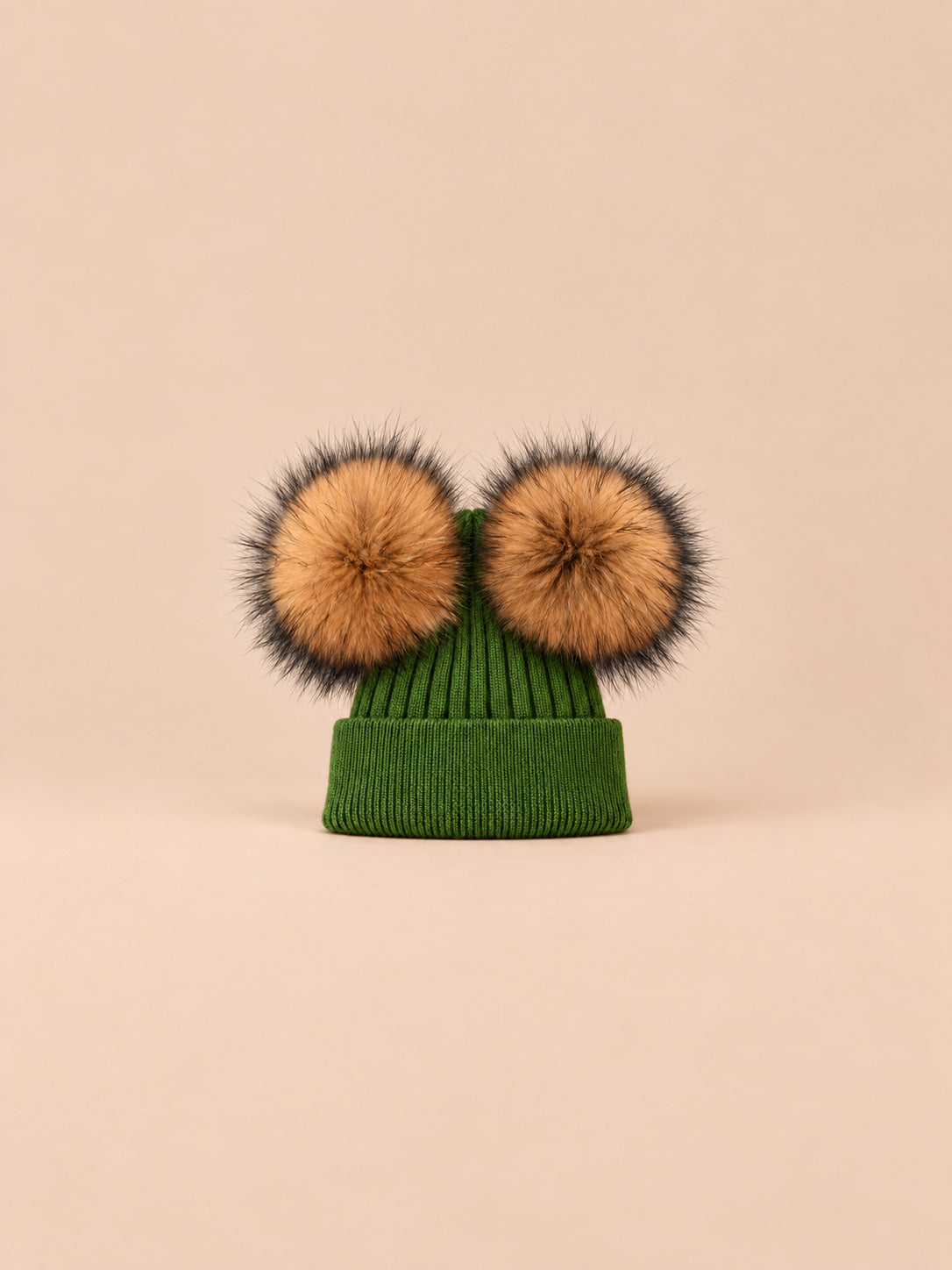 Berretto in misto cashmere con due pompon in pelliccia di procione, pompon naturali, colore verde, vista frontale