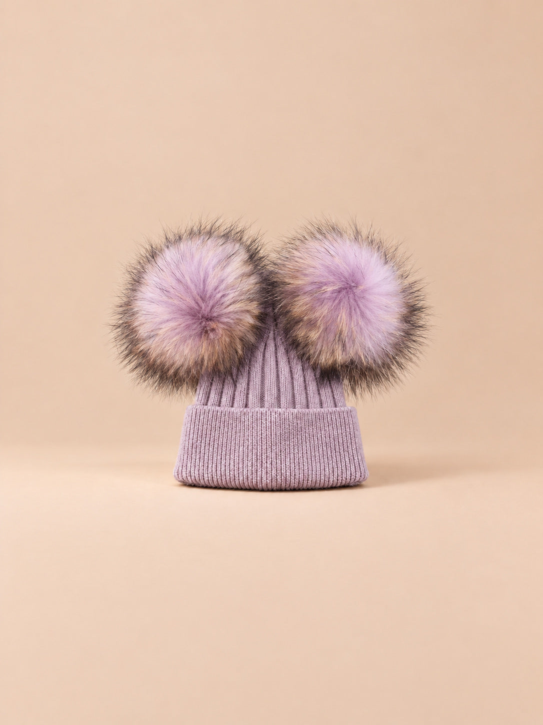 Berretto in misto cashmere con due pompon in pelliccia di procione, pompon abbinati, colore viola, vista frontale