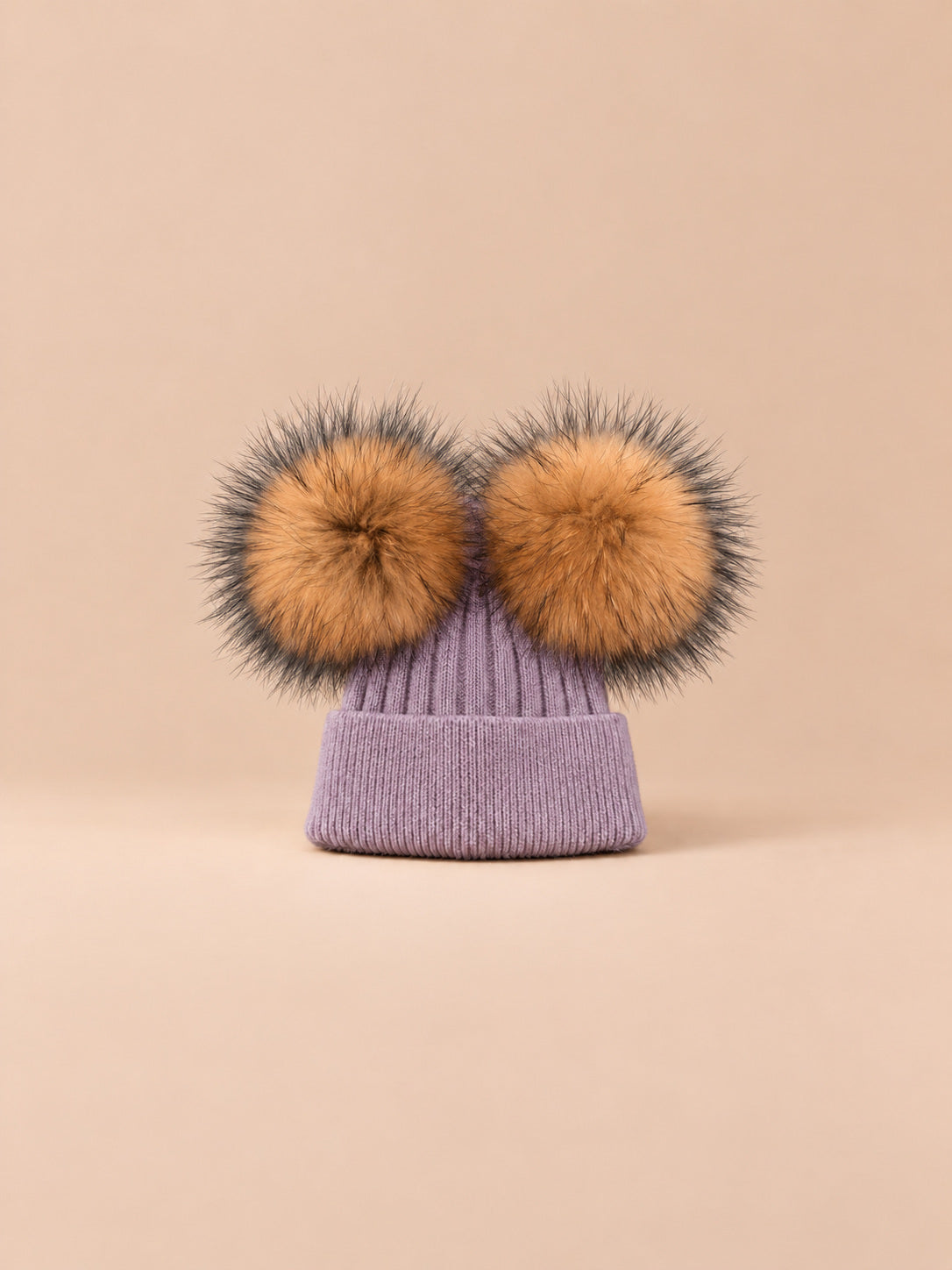 Berretto in misto cashmere con due pompon in pelliccia di procione, pompon naturali, colore viola, vista frontale