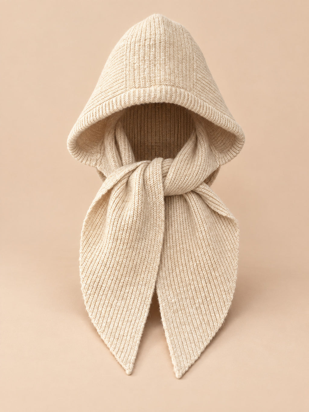 Passamontagna beige da donna con sciarpa integrata, stile coreano Y2K, su sfondo color sabbia e pesca