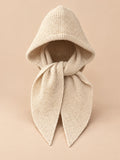 Passamontagna beige da donna con sciarpa integrata, stile coreano Y2K, su sfondo color sabbia e pesca