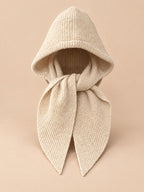 Passamontagna beige da donna con sciarpa integrata, stile coreano Y2K, su sfondo color sabbia e pesca