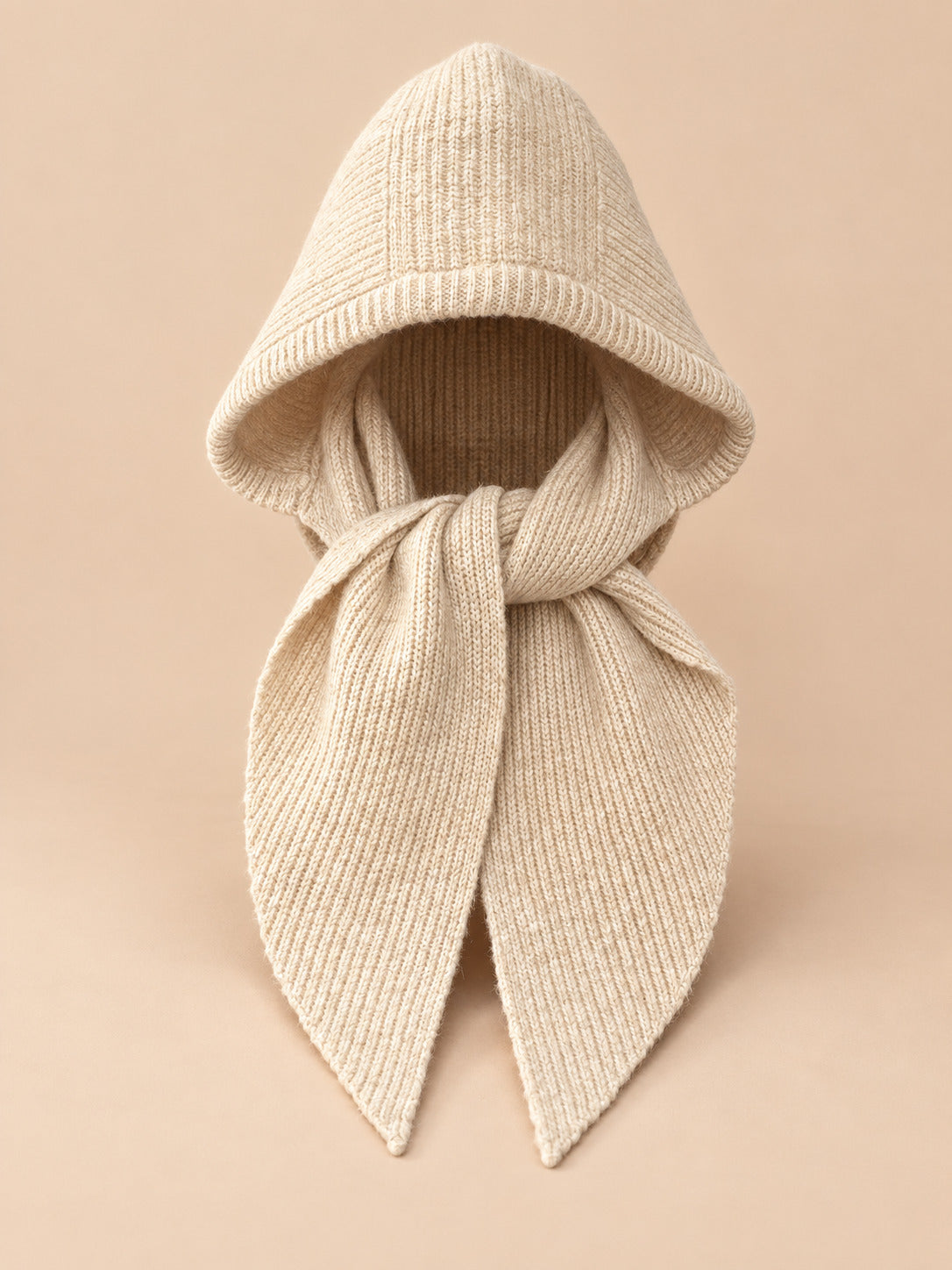 Passamontagna beige da donna con sciarpa integrata, stile coreano Y2K, su sfondo color sabbia e pesca