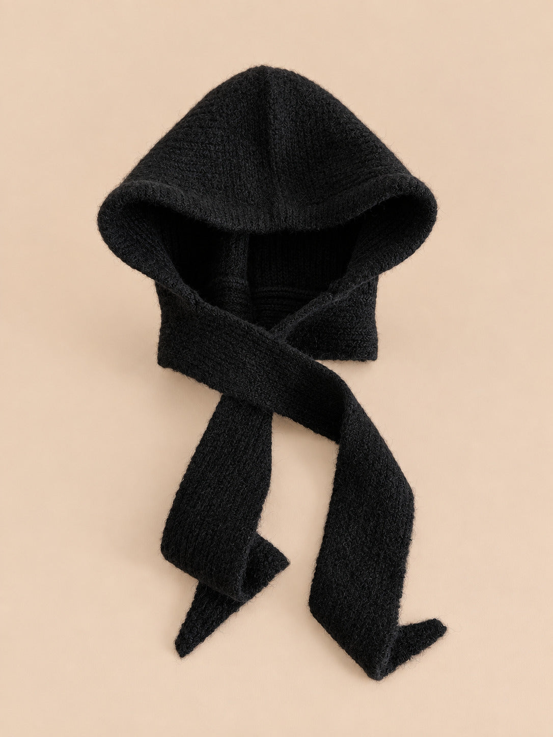 Passamontagna con sciarpa integrata, stile coreano, colore nero, vista frontale, su sfondo color sabbia e pesca