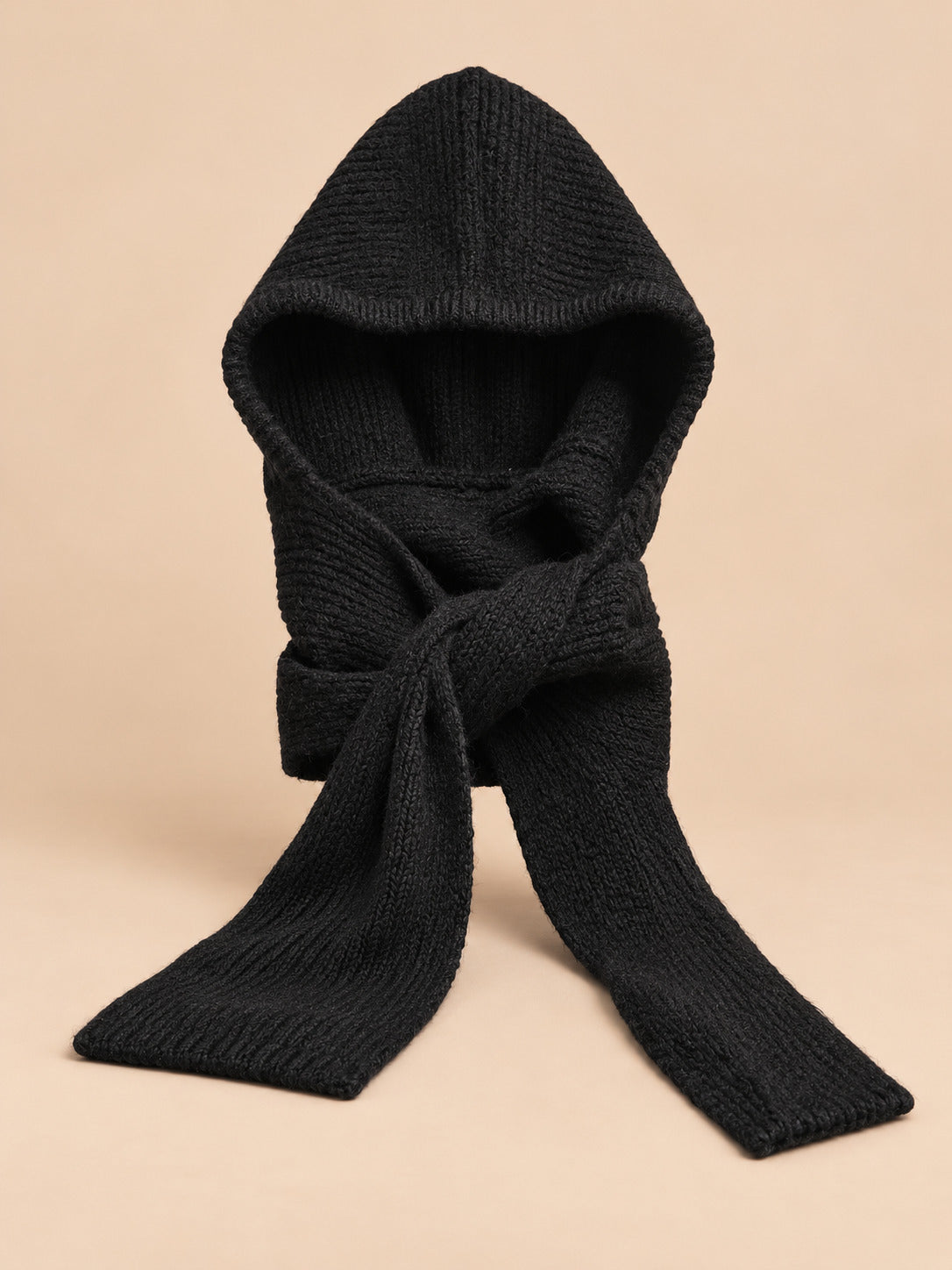 Passamontagna con sciarpa integrata, stile coreano, colore nero, vista frontale, su sfondo color sabbia e pesca
